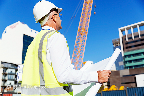 藍圖背心下的城市筑夢人——記建筑工地上的工程師與建設者